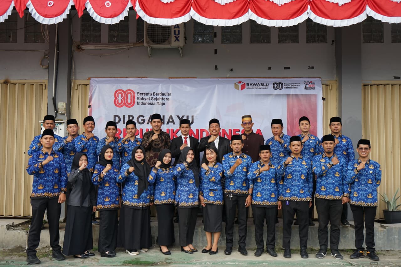 Merah Putih Berkibar, Semangat Persatuan Membara di Bawaslu Mamuju