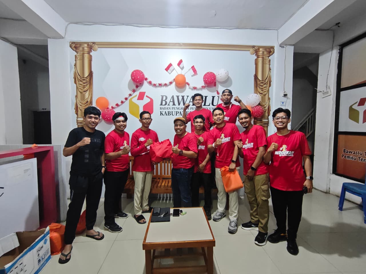 Seru Banget, Begini Meriahnya Bawaslu Mamuju Rayakan HUT RI ke-80 dengan Lomba Penuh Tawa dan Kebersamaan