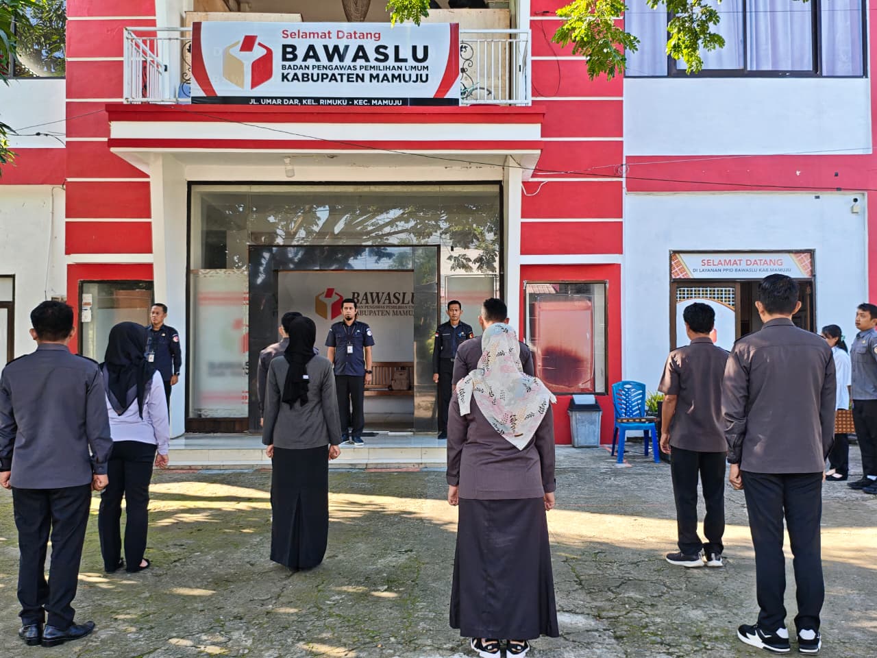 Momen Semangat di Apel Pagi Bawaslu Mamuju, Kasubag Administrasi Beri Pesan Ini