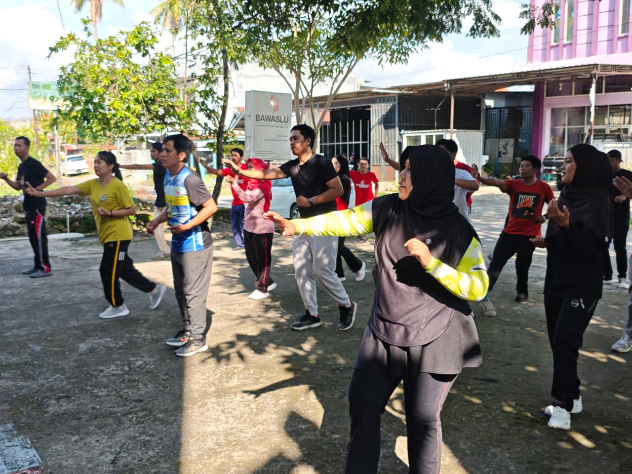 Jumat Penuh Semangat: Bawaslu Mamuju Gerakkan Hidup Sehat dan Lingkungan Bersih