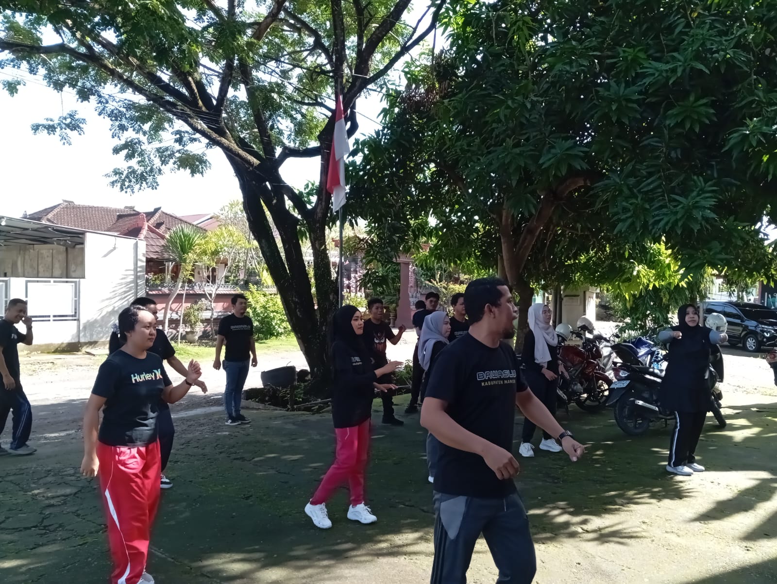 Jumat Penuh Semangat: Bawaslu Mamuju Gelar Kegiatan Seru untuk Kebugaran dan Demokrasi