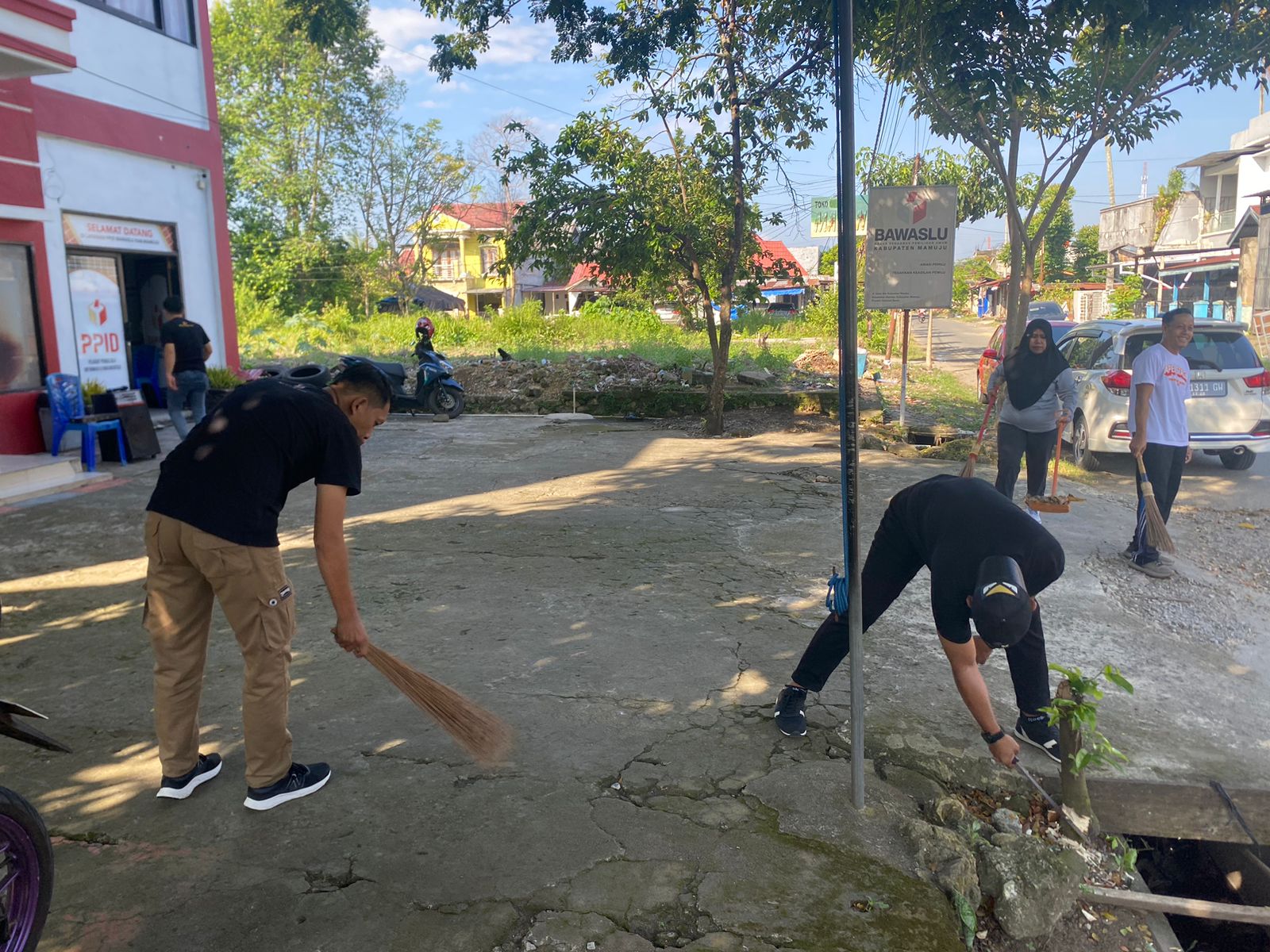 Hangatkan Solidaritas, Bawaslu Mamuju Gelar Kegiatan SEHATI dan Jumpa Berlian dengan Aksi Bersih dan Senam Bersama