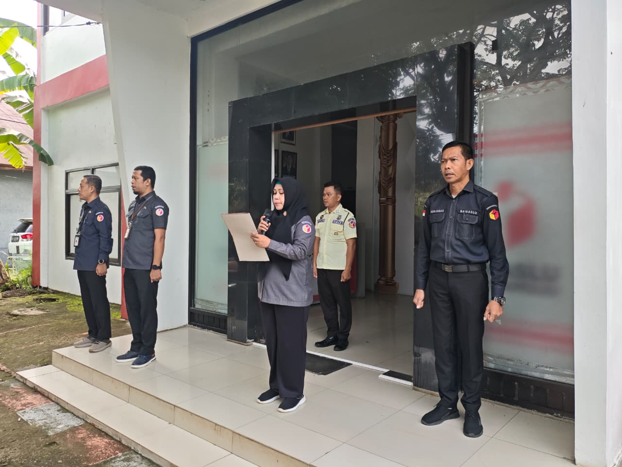 Tegakkan Disiplin, Perkuat Solidaritas: Bawaslu Mamuju Gelar Apel Pagi Penuh Semangat