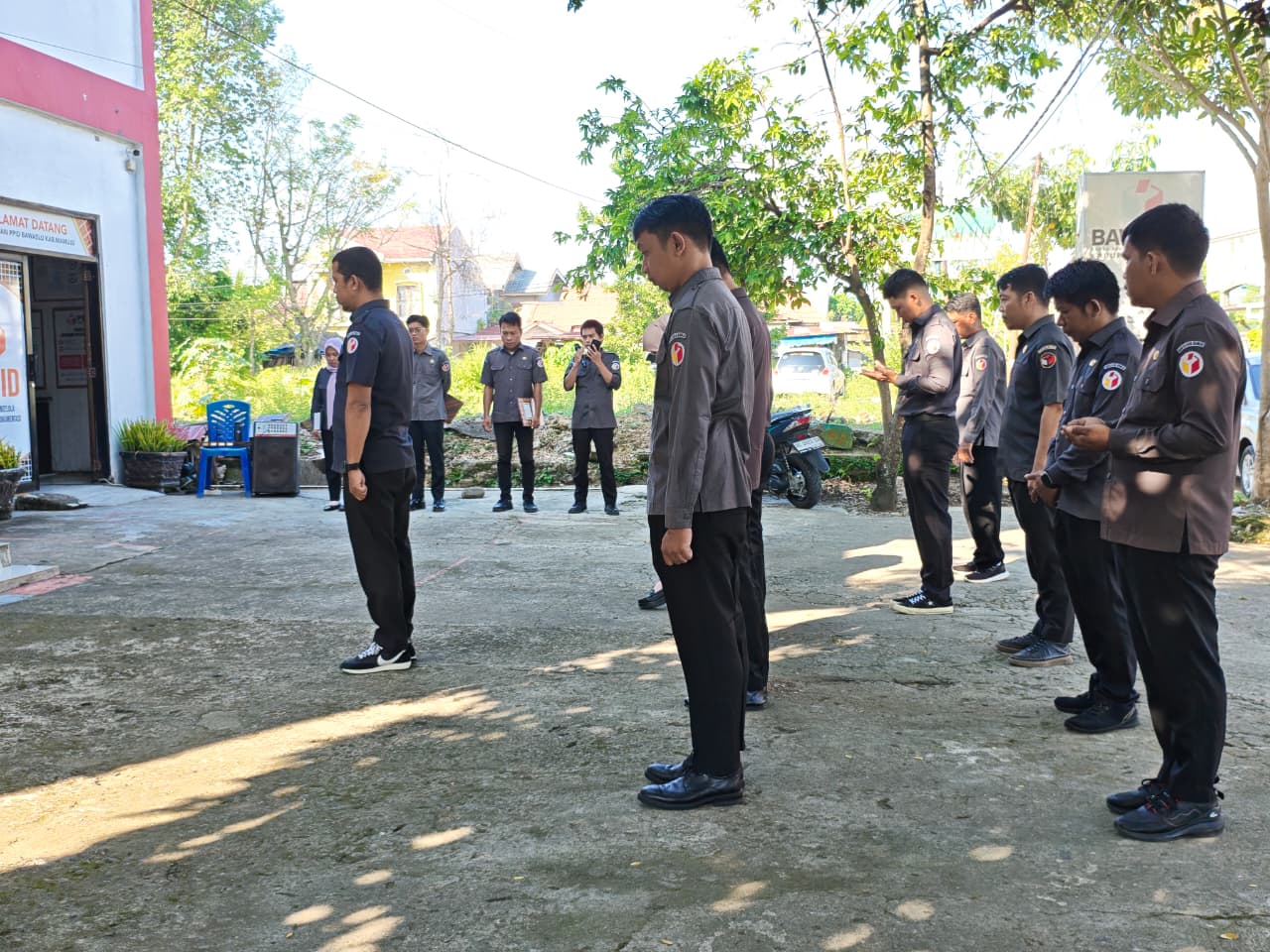 Tegakkan Disiplin, Kobarkan Semangat: Bawaslu Mamuju Gelar Apel Pagi Bersama