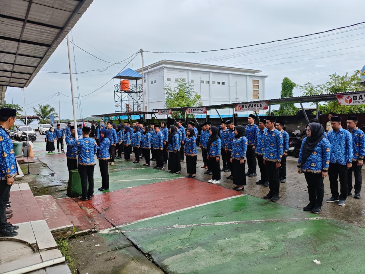 Upacara Hari Pahlawan: Bawaslu Mamuju Mantapkan Integritas Pengawasan dari Halaman Kantor Bawaslu Sulbar