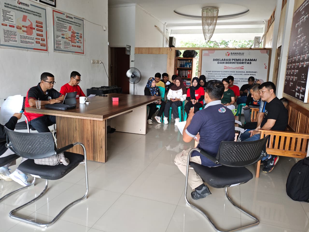 Protokoler Kuat, Agenda Hebat: Bawaslu Mamuju Gelar Rapat Penguatan SDM