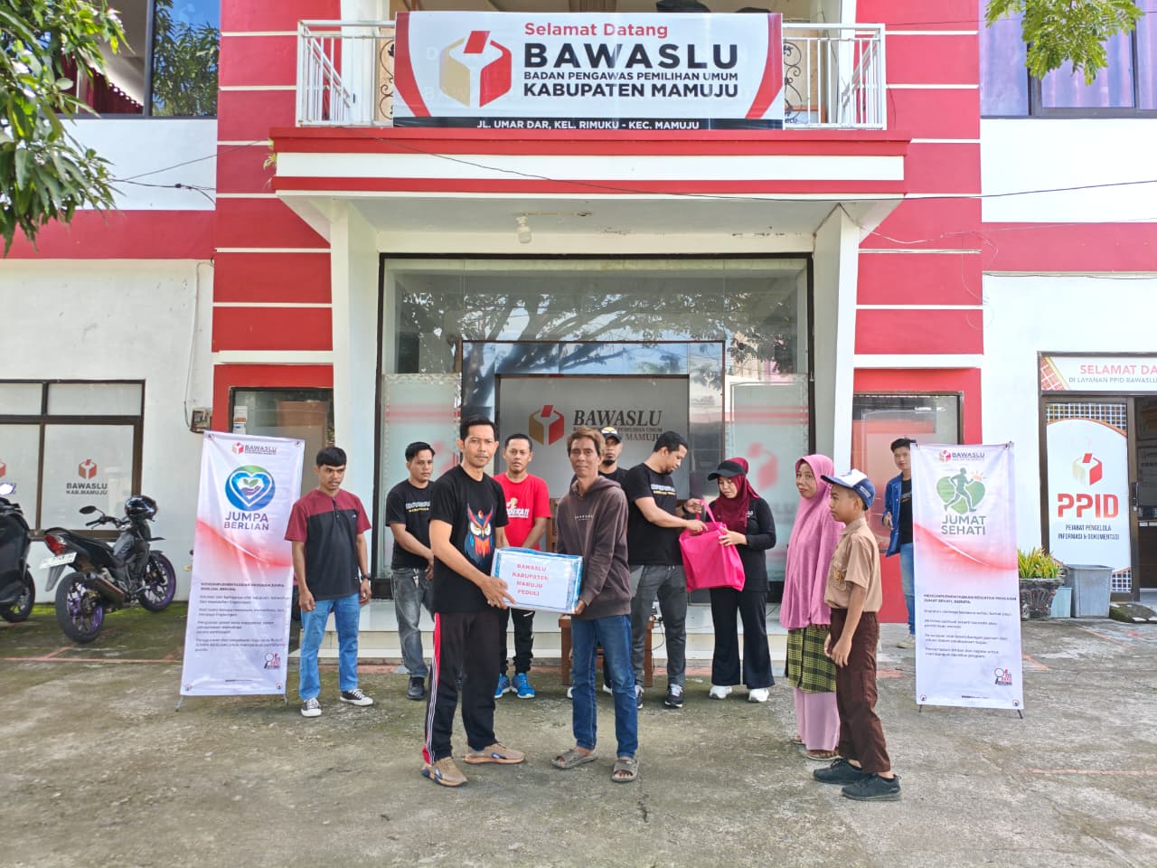 Bawaslu Kabupaten Mamuju Gelar Jumat Sehati dan Peduli Berbagi untuk Masyarakat yang Membutuhkan