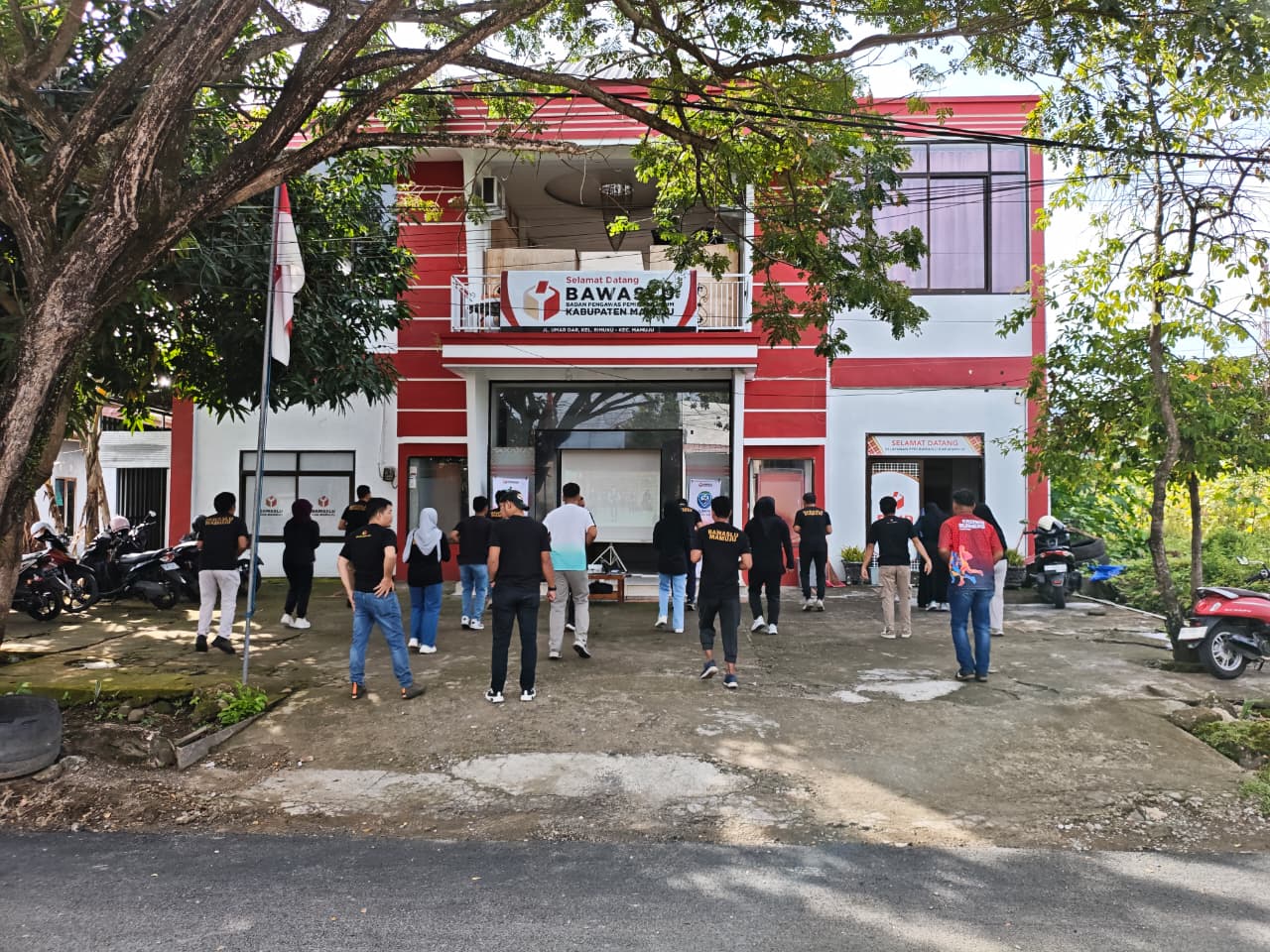 Bawaslu Kabupaten Mamuju Gelar Jumat Sehati dengan Bersih-Bersih Kantor dan Senam Bersama