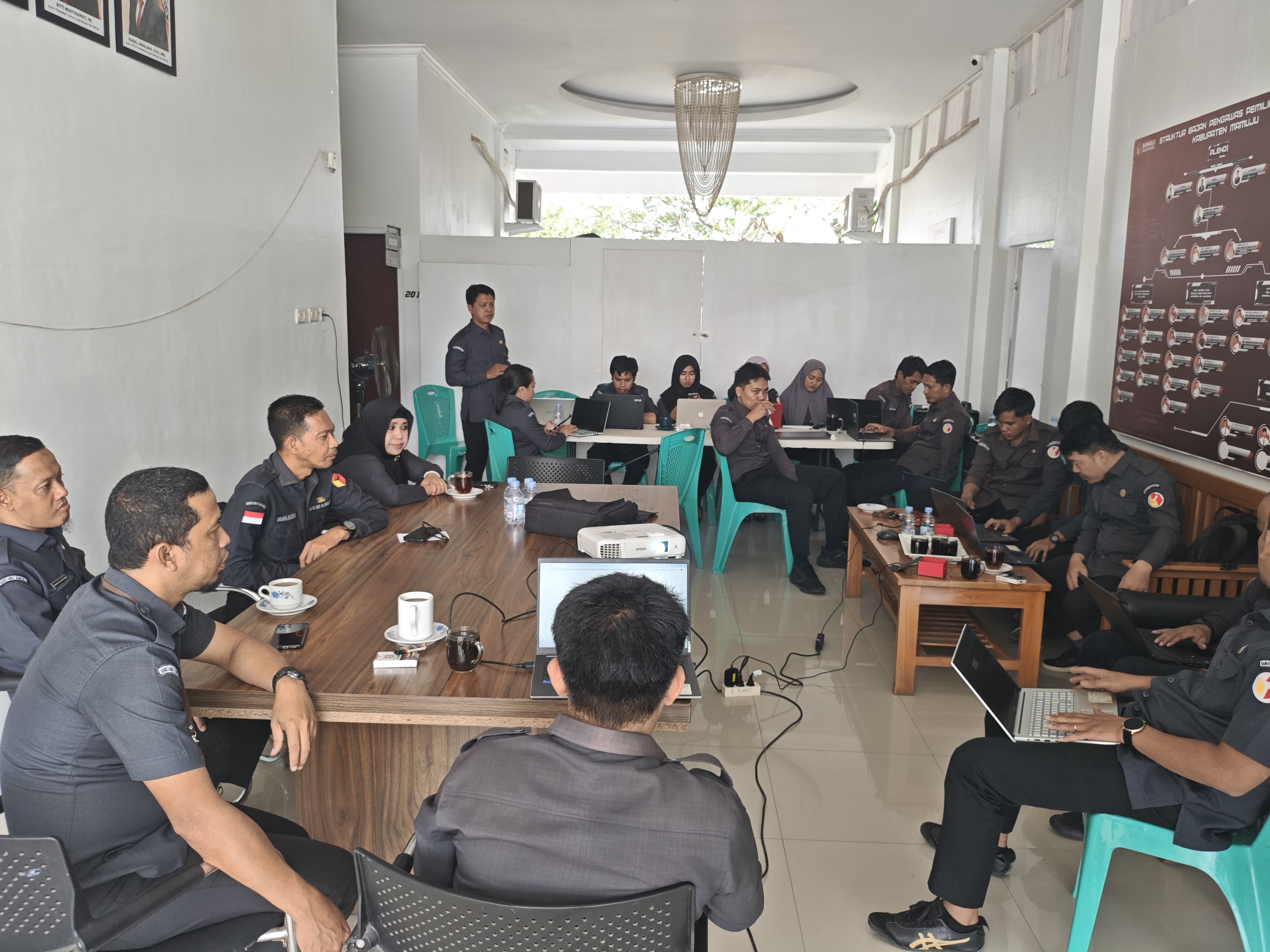 Coffee Morning Bawaslu Mamuju Bahas Pelaporan SPT Tahunan 2025, Dorong Tertib Pajak dan Budaya Taat Administrasi