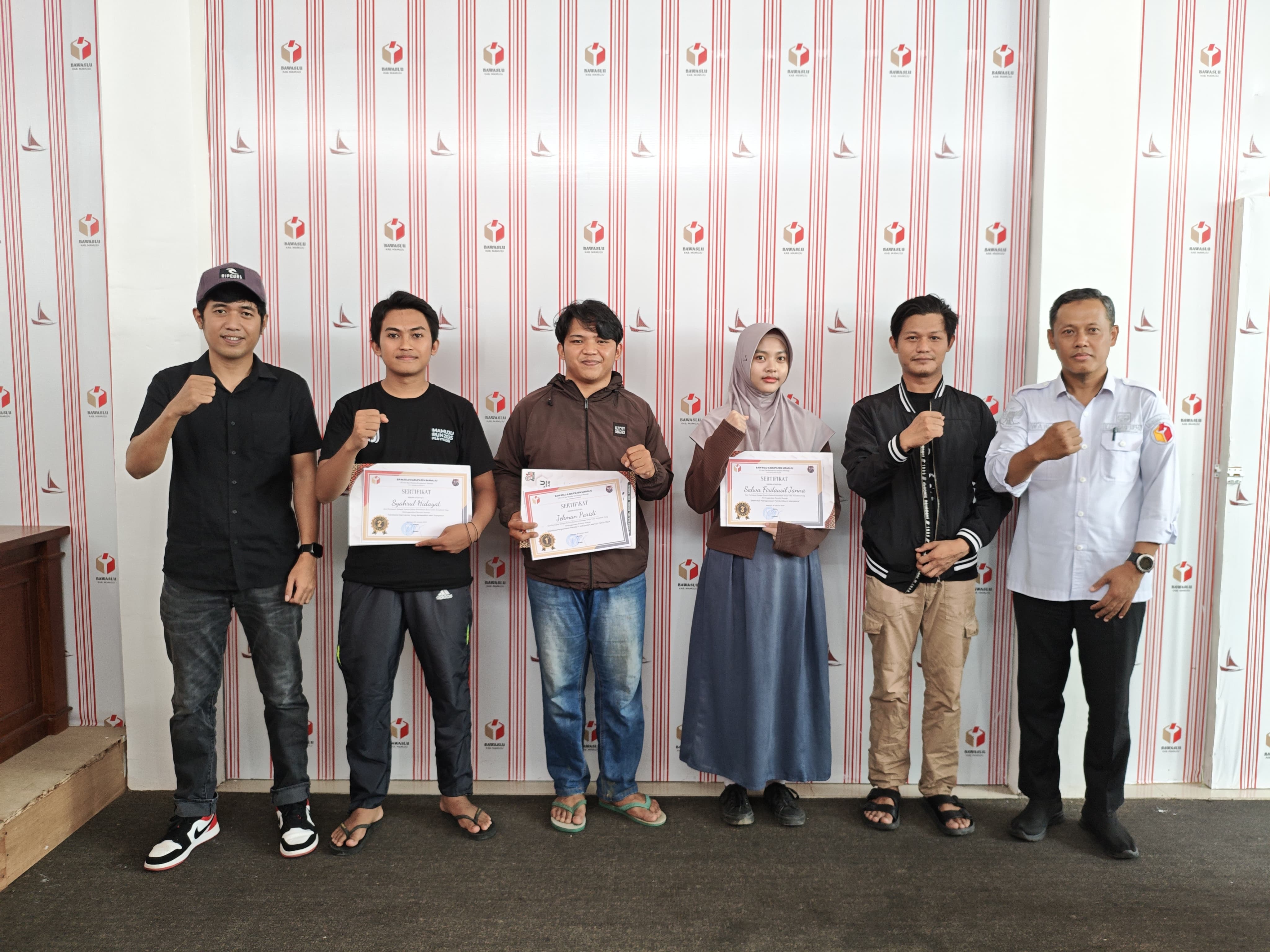 Menguatkan Demokrasi, Bawaslu Mamuju Serahkan Sertifikat dan Hadiah Lomba Karya Tulis jurnalistik 