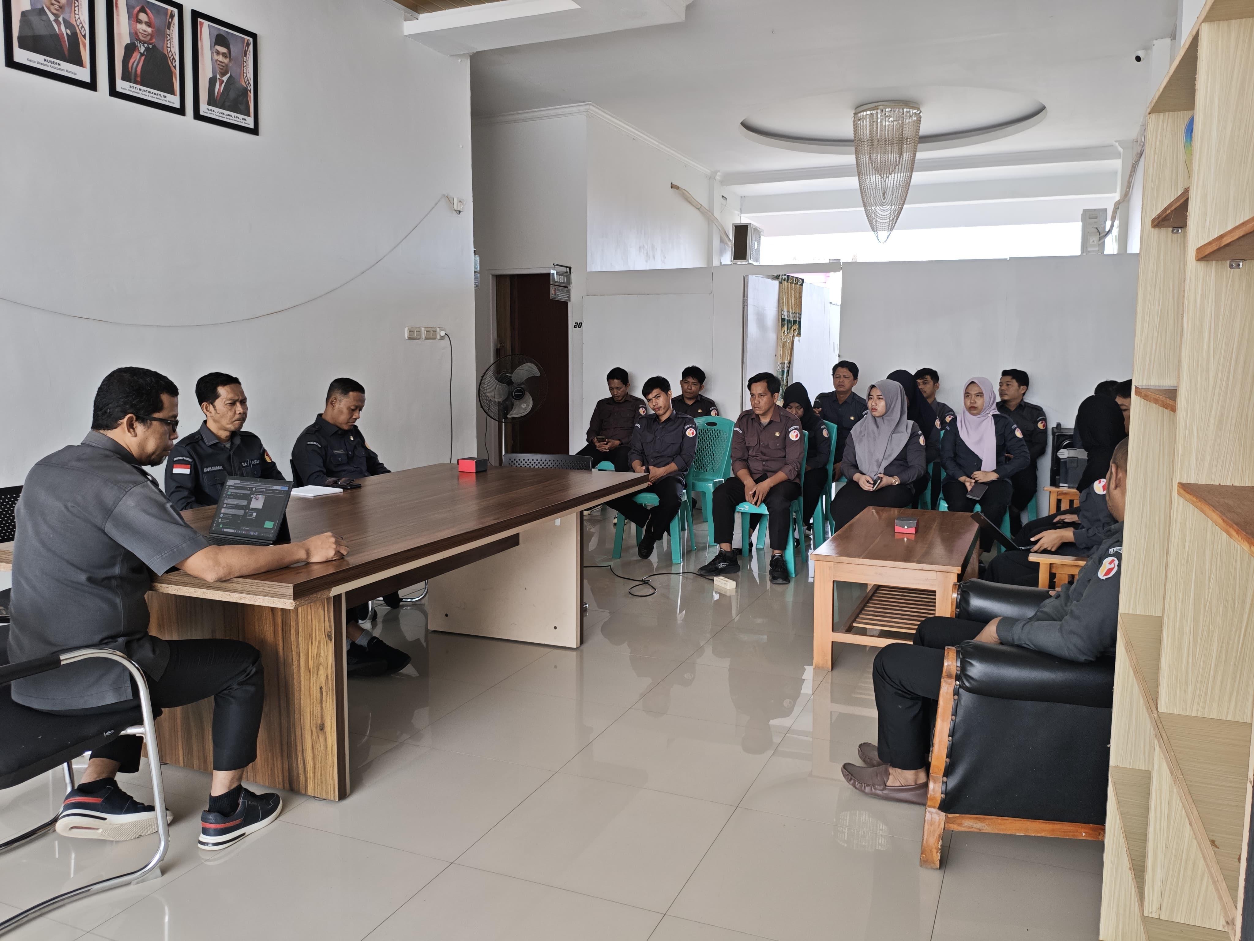 Semangat Sinergi di Awal Pekan, Bawaslu Mamuju Matangkan Laporan Kinerja WFA dan Program Ngabuburit Pengawasan