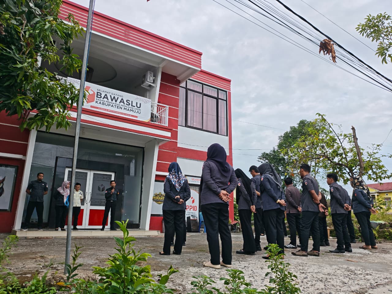 Bangkit dengan Semangat Baru, Bawaslu Mamuju Awali Hari Kerja Pasca Idul Fitri dengan Apel Pagi Penuh Optimisme