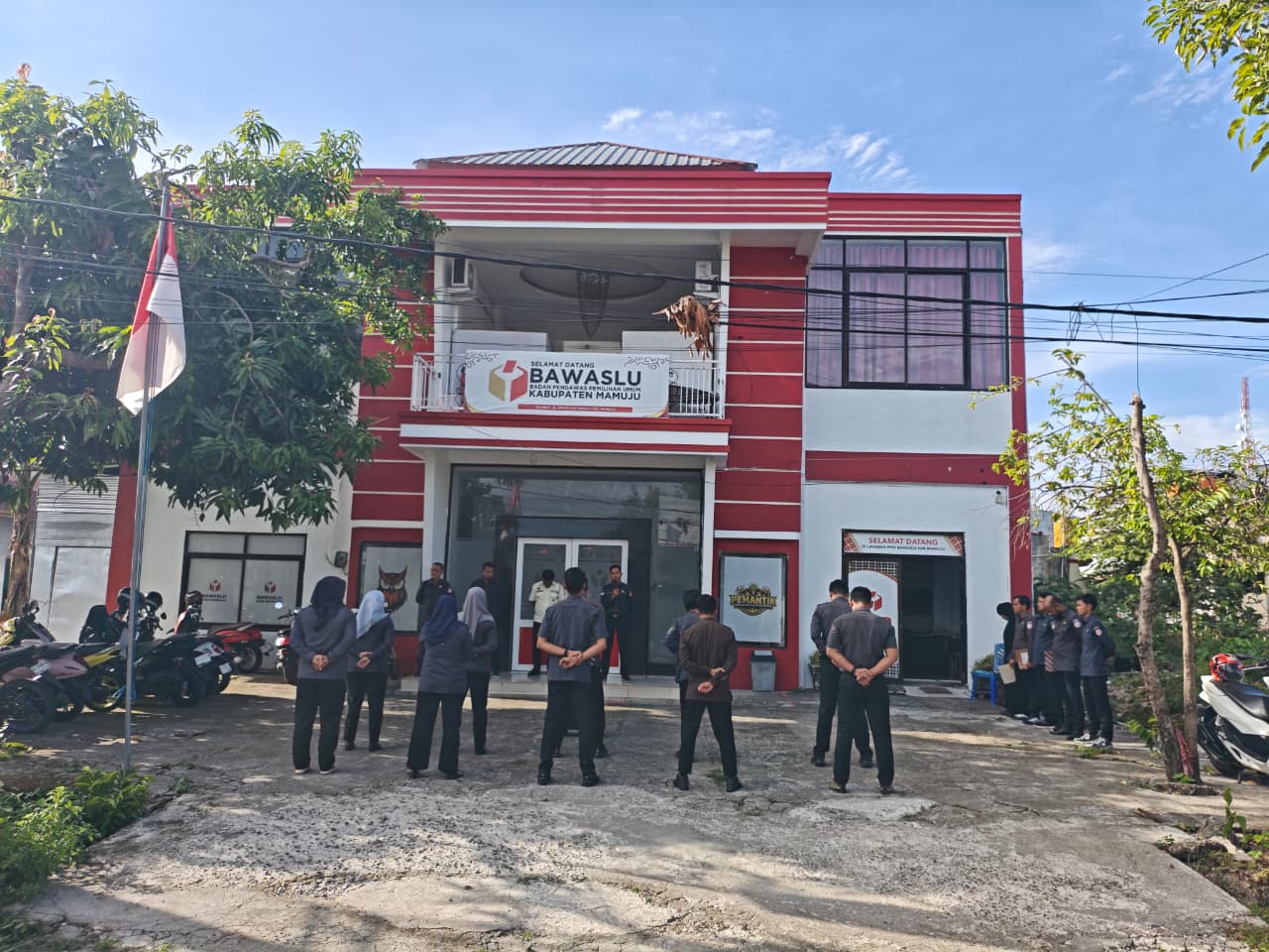 Apel Pagi Penuh Semangat, Bawaslu Mamuju Perkuat Disiplin dan Sambut HUT Bawaslu RI