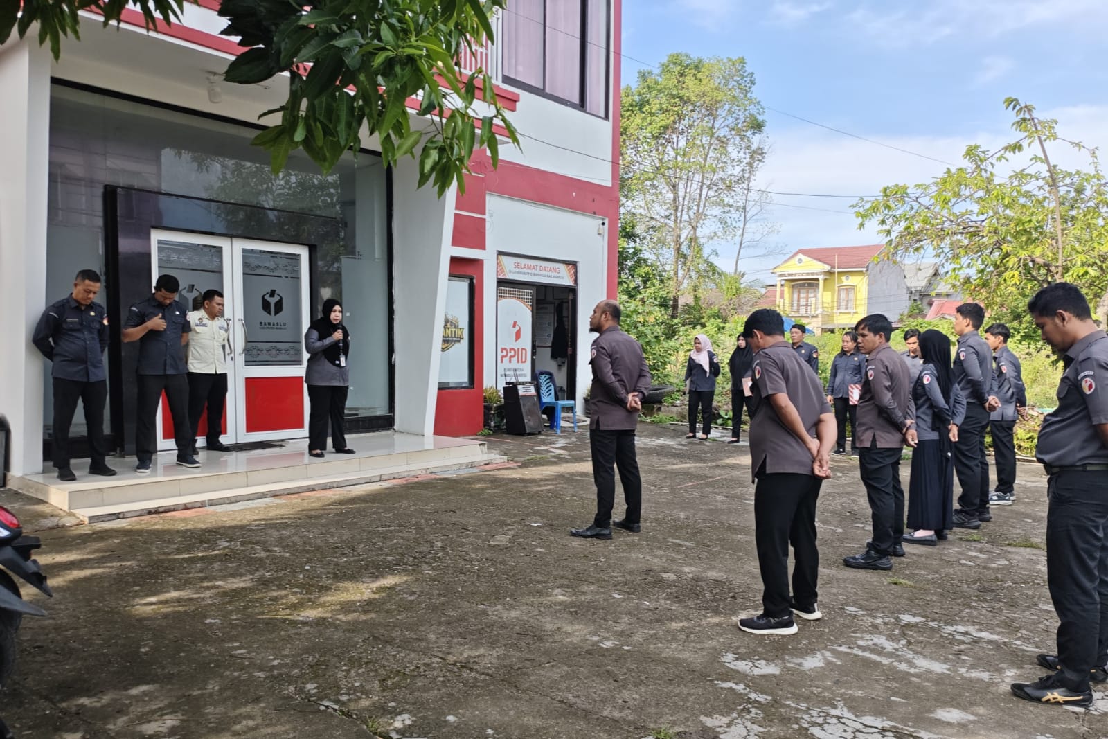 Teguhkan Disiplin, Bawaslu Mamuju Awali Pekan dengan Apel Pagi Penuh Komitmen