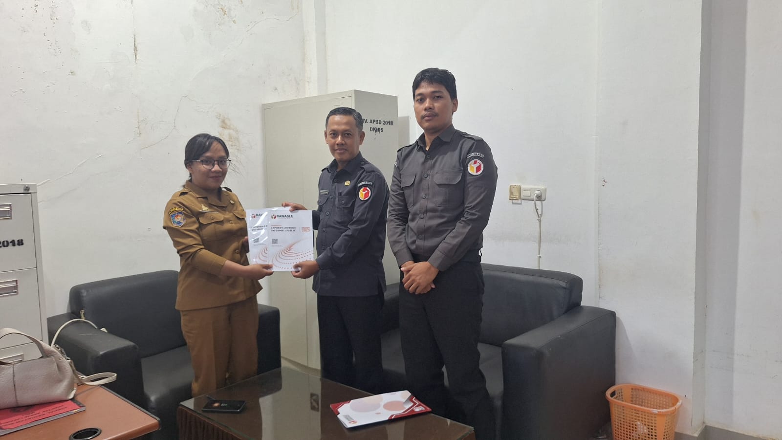 Bawaslu Mamuju Tegaskan Komitmen Keterbukaan, Serahkan Laporan Layanan Informasi Publik 2025 ke Komisi Informasi Sulbar