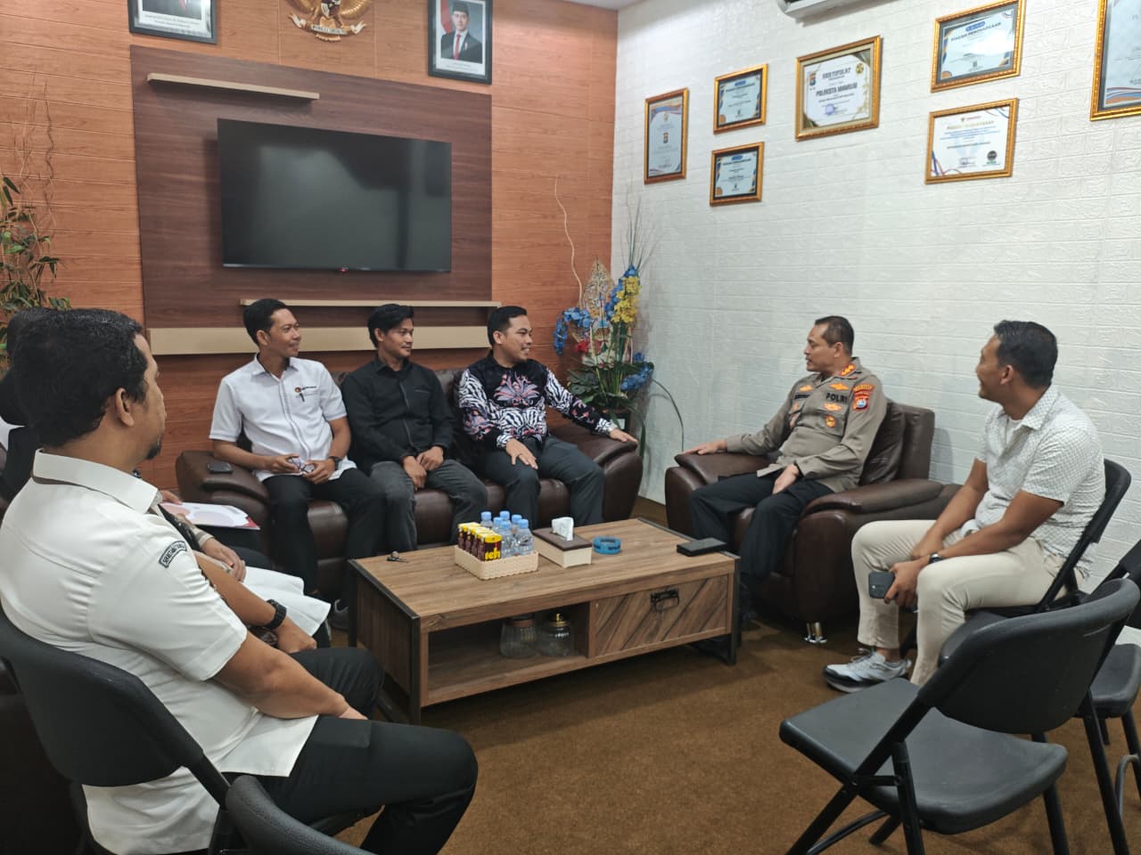 Hangatkan Sinergi Demokrasi, Bawaslu Mamuju Jalin Silaturahmi Strategis dengan Polresta