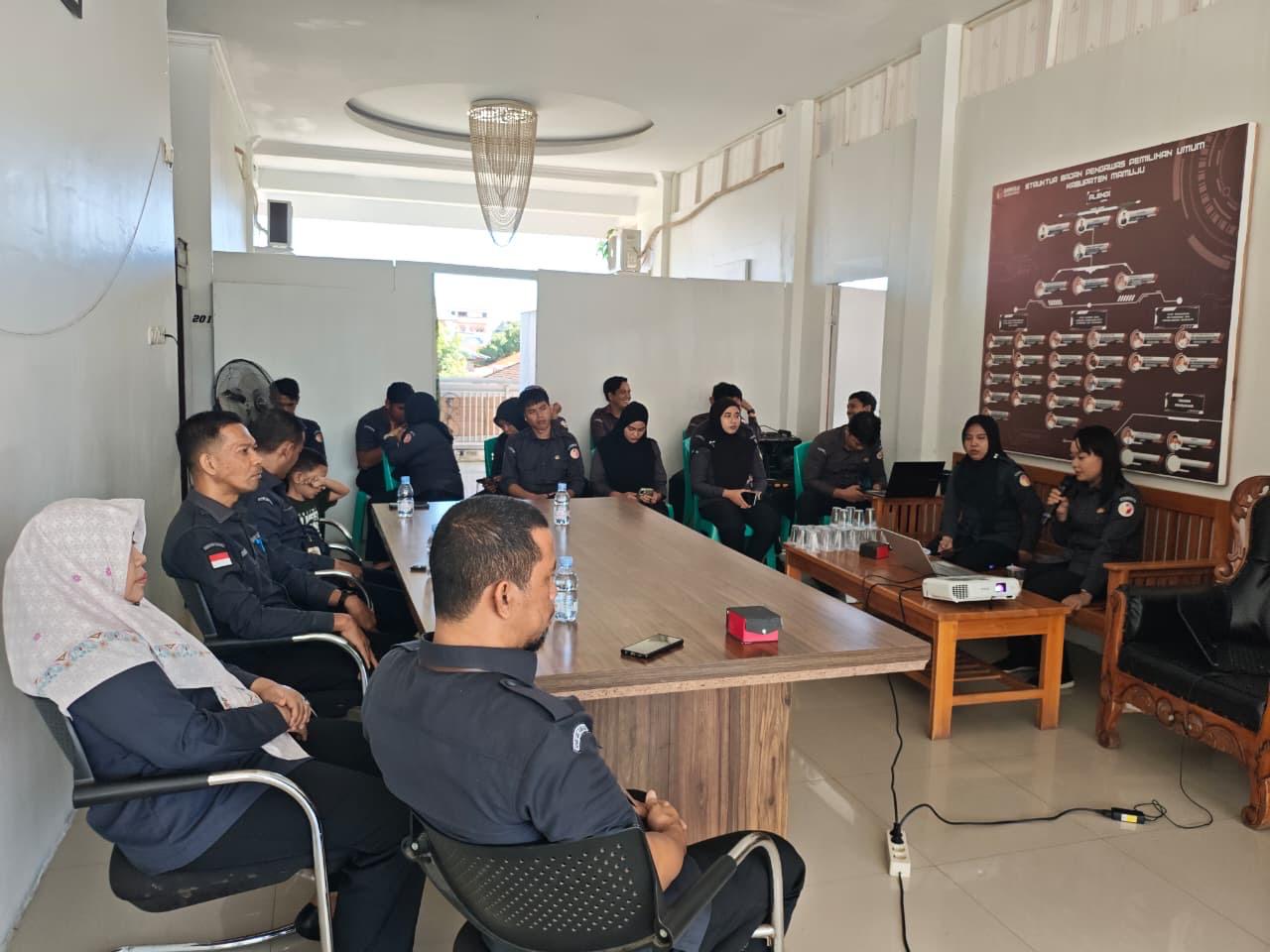 Bangun Semangat Profesionalisme, Bawaslu Mamuju Gelar Pemantik Pemaparan Divisi HPPH