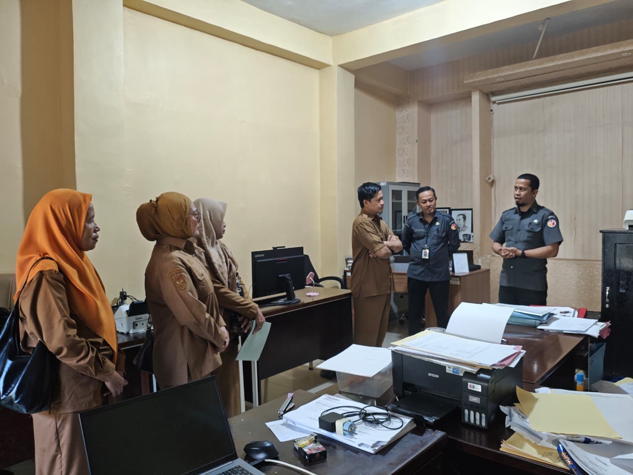 Arsip Tertata, Pelayanan Menguat: Bawaslu Mamuju Terima Kunjungan Dinas Perpustakaan Kabupaten Mamuju