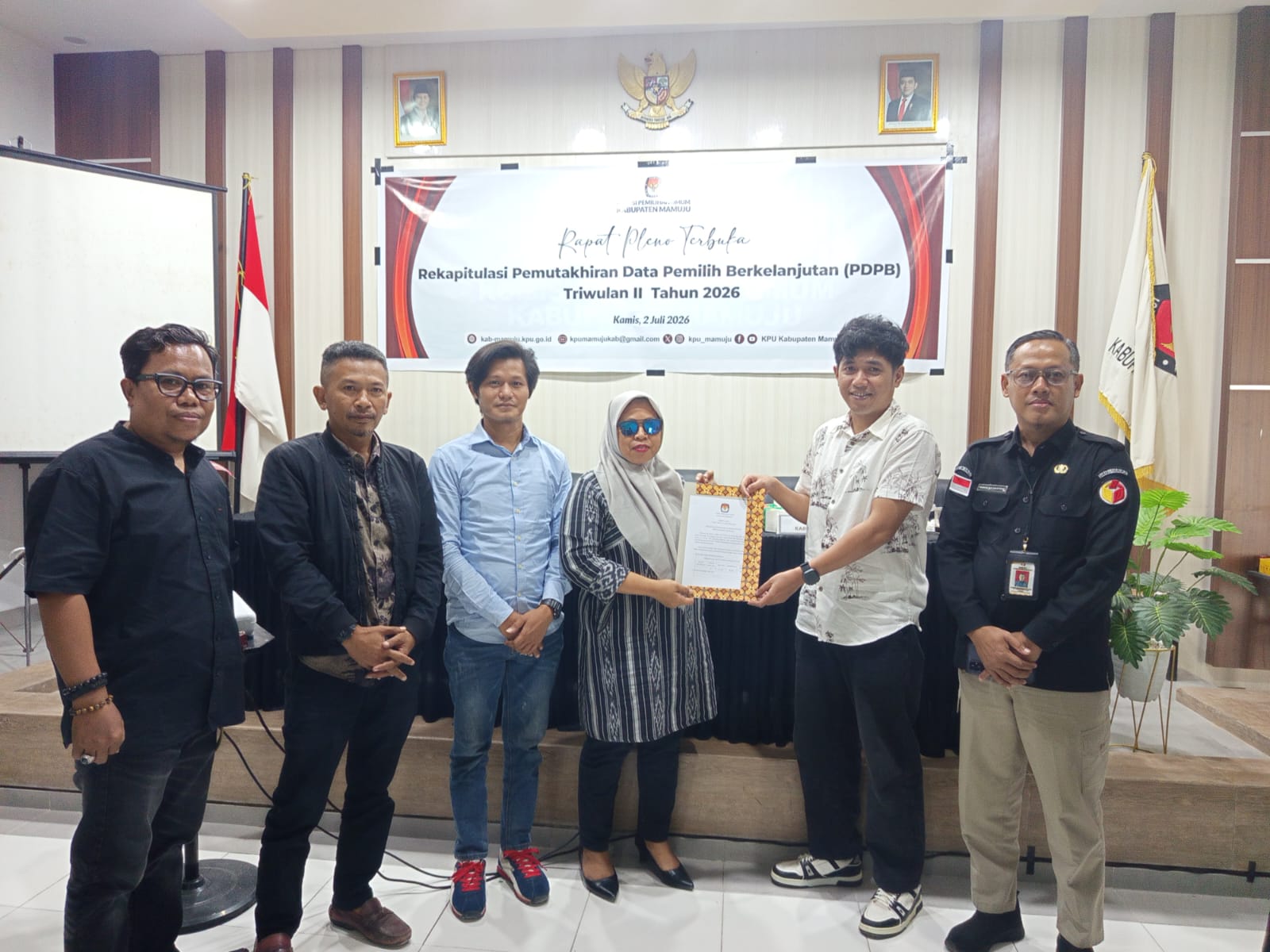 Kawal Akurasi Data Pemilih, Bawaslu Mamuju Hadiri Rapat Pleno Rekapitulasi PDPB Triwulan II Tahun 2026