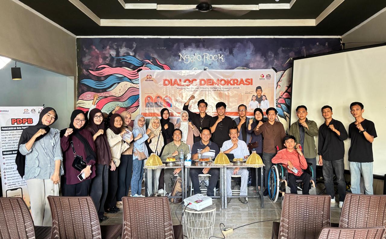Zulkifli, Koordinator Divisi Hukum, Pencegahan, Partisipasi Masyarakat dan Hubungan Masyarakat Menghadiri Kegiatan Dialog Demokrasi Komunitas Forum Penggerak Pengawas Partisipasi Mamuju (FP2P) 