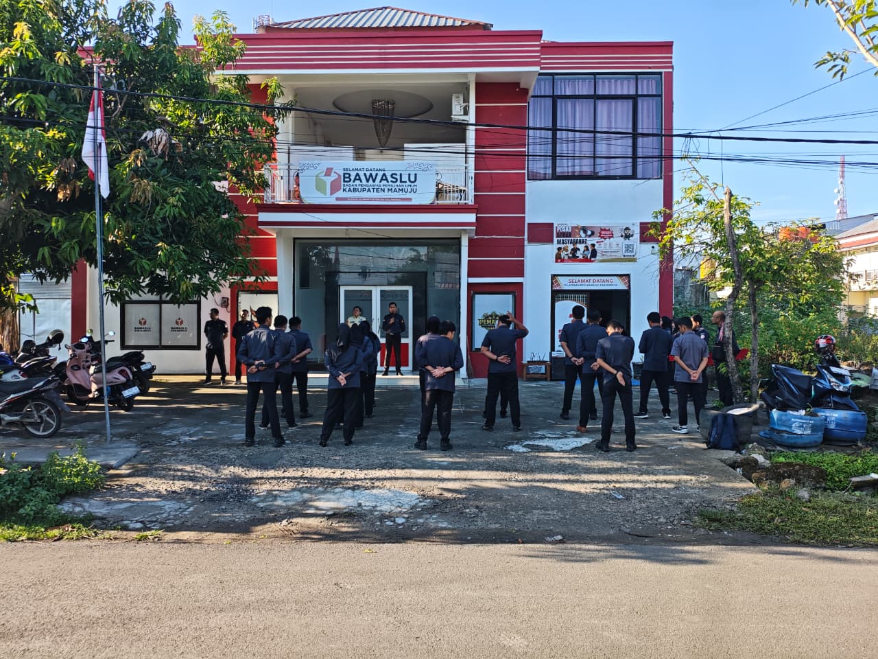 Awal Pekan dengan Semangat Kolaborasi, Bawaslu Mamuju Melaksanakan Apel Pagi 
