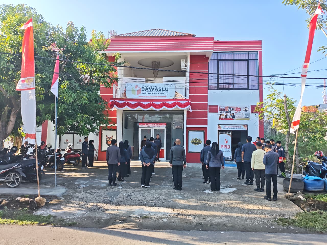 Apel Pagi Bawaslu Mamuju Teguhkan Disiplin dan Semangat Menyambut HUT Ke-81 Kemerdekaan RI