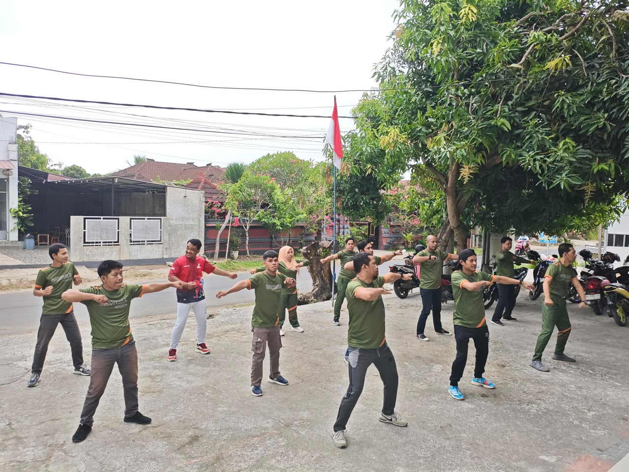 Jumat Sehati, Bawaslu Mamuju Jaga Kebugaran dan Kekompakan Lewat Senam Bersama