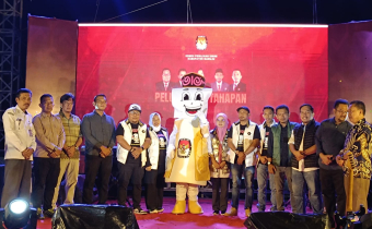 Foto Bersama KPU Mamuju Launching Maskot dan Jinggle Pilkada 2024
