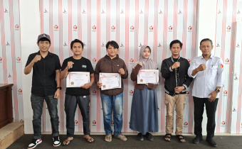 Menguatkan Demokrasi, Bawaslu Mamuju Serahkan Sertifikat dan Hadiah Lomba Karya Tulis jurnalistik 
