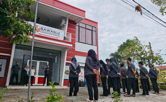 Bangkit dengan Semangat Baru, Bawaslu Mamuju Awali Hari Kerja Pasca Idul Fitri dengan Apel Pagi Penuh Optimisme