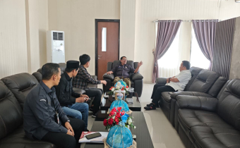 Perkuat Demokrasi dari Daerah, Bawaslu Mamuju Jalin Silaturahmi Strategis dengan DPRD