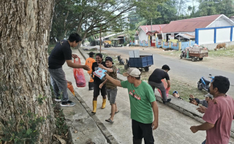 Bawaslu Mamuju Melaksanakan Jumpa Berlian Dengan Olahraga dan Berbagi di Stadion Manakarra